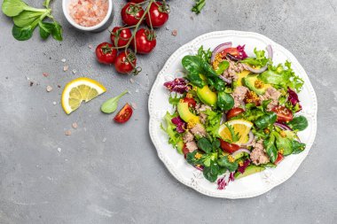 Lezzetli ton balığı salatası, marul, vişneli domates, avokado ve kırmızı soğan. Süper yiyecek konsepti. Sağlıklı, temiz yeme konsepti. Vejetaryen ya da glütensiz diyet. Üst görünüm.