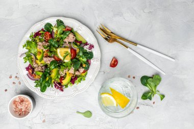 Marullu ton balığı salatası, vişneli domates, avokado ve kırmızı soğanlı. Lezzetli kahvaltı ya da atıştırmalık, temiz yemek, diyet, vejetaryen yemek konsepti. en üstteki görünüm.