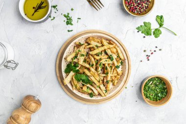 Hafif Arkaplanda Kızarmış Havuç. Tabakta garnitür var. Lezzetli vejetaryen kahvaltısı ya da atıştırmalık, temiz yemek, diyet, vejetaryen yemek konsepti. afiş, menü, metin için tarif yeri, üst görünüm,