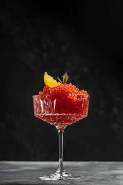 Kasede leziz kırmızı havyar, yakın plan somon havyarı. Lezzetli. Gurme yemeği. Deniz ürünleri. Aperatif, dikey görüntü. Üst Manzara. metin için yer,