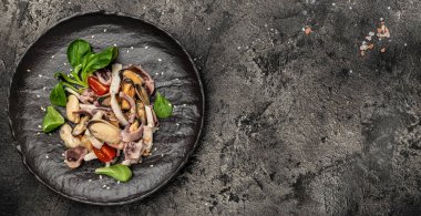 Deniz ürünleri tabağı ahtapot, midye ve karides. Restoran menüsü, diyet, yemek kitabı tarifi uzun afiş formatı. en üstteki görünüm.