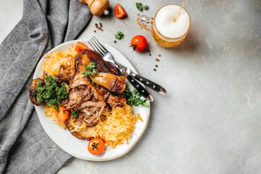 Bavyera usulü domuz budu ve lahana turşusu. Oktoberfest menüsü. afiş, menü, metin için tarif yeri, üst görünüm.