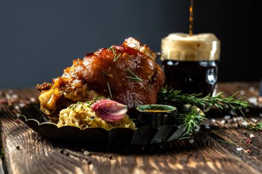 Bira çerezi. Kızarmış domuz budu, Eisbein. Alman ve Çek mutfağı..