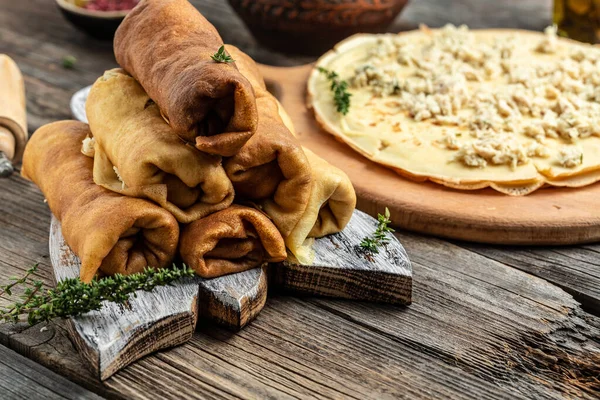 Gefüllte Pfannkuchen Oder Crêpes Mit Hühnerfleisch Und Käse Traditionelle Russische — Stockfoto