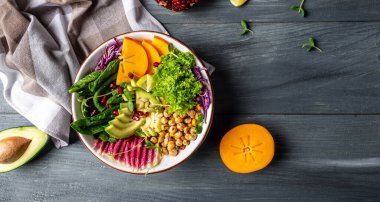 Kızarmış nohut, avokado, hurma, ıspanak, avokado, karpuz turpu ve tohumlu taze salata. Pankart, yemek servisi menü tarifi yeri, metin, üst görünüm.