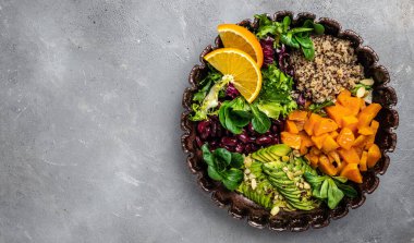 Kavanozda kinoa salatası, avokado, tatlı patates, gri arka planda fasulye. Süper yiyecek konsepti. Sağlıklı, temiz yeme konsepti. Vejetaryen ya da glütensiz diyet. en üstteki görünüm.