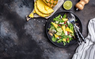 Diyet menüsü. Taze ananaslı, mavi peynirli ve bademli sağlıklı salata. Vejetaryen yemeği. Uzun pankart biçimi, üst görünüm.