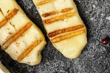 Izgara ızgara ve naneli halloumi peyniri dilimleri. Kıbrıs peyniri gıcırdıyor. afiş, menü, metin için tarif yeri, üst görünüm.