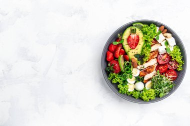 Ketogenik diyet yiyecekler, tavuk filetosu, kinoa, avokado, avokado, feta peyniri, bıldırcın yumurtası, çilek ve marul. sağlıklı yemek konsepti, üst görünüm,