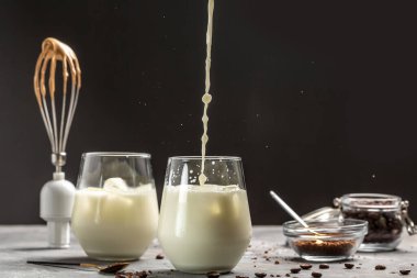 dalgona kahve, hazır kahve, pankart, menü, metin için tarif yeri ve köpüklü Kore içeceği latte..