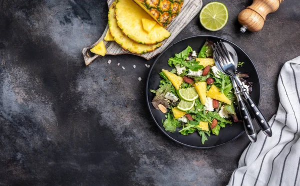 Diyet menüsü. Taze ananaslı, mavi peynirli ve bademli sağlıklı salata. Vejetaryen yemeği. Uzun pankart biçimi, üst görünüm.