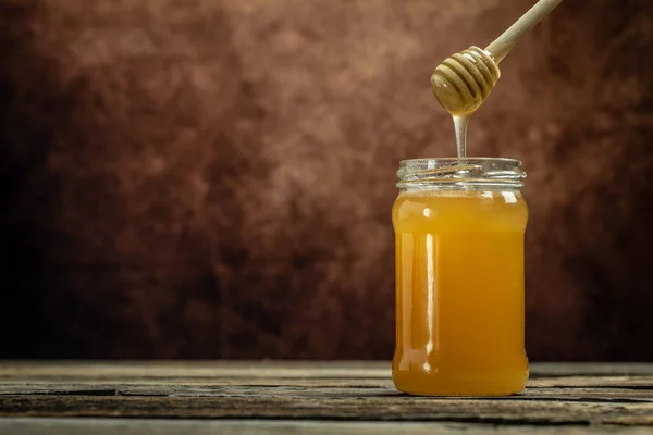 蜂蜜与蜂蜜调酒师 蜂蜜与蜂蜜的组合 — 图库照片