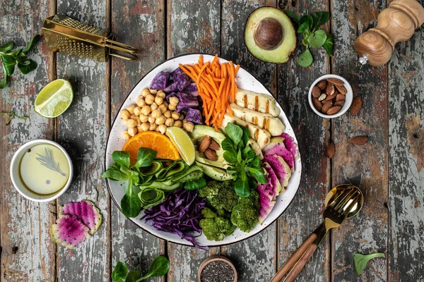 Salada Buda Vegetariana Saudável Com Queijo Halloumi Abacate Pepino Grão — Fotografia de Stock