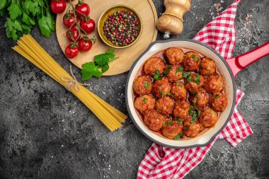 Domates soslu ve köfteli İtalyan makarnası. Restoran menüsü, diyet, yemek kitabı tarifi üst görünümü.