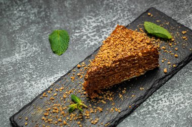 Konsantre süt ve tuzlu karamel ile iştah açıcı waffle keki. Karamelize edilmiş konsantre süt ve lezzetli tatlı ile yakın görüş waffle 'ı.,