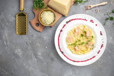 Peynirli ve mikro yeşil karidesli kremalı İtalyan makarnası. Restoran menüsü, diyet, yemek kitabı tarifi üst görünümü.,