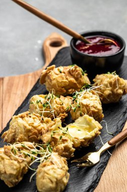 Biberiye ve kızılcık soslu fırında peynir. dikey görüntü. Üst Manzara. metin için yer.