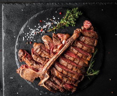 T-bone ızgara biftek. Kuru ızgara Biftek Biftek. Orta pişmiş. Amerikan mutfağı. Uzun pankart biçimi, üst görünüm.