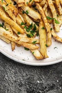 Fırında kavrulmuş havuç tabağı. Lezzetli vejetaryen kahvaltısı ya da atıştırmalık, temiz yemek, diyet, vejetaryen yemek konsepti. en üstteki görünüm,