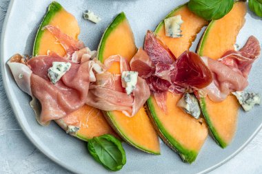 Tatlı kavun ve jambonlu aperatif, dorblu stilton süt ürünü, rokfor peynirli gorgonzola, rokfor, cambozola, yemek tarifi geçmişi,