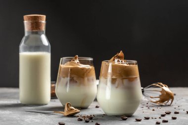 dalgona kahve, hazır kahve, pankart, menü, metin için tarif yeri ve köpüklü Kore içeceği latte..