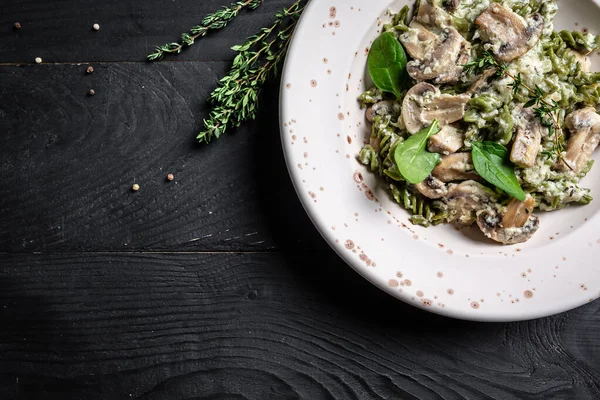 Mushroom Spinach Pasta Bowl Vegan Food Light Background Овочеві Або — стокове фото