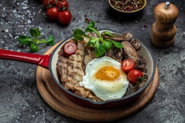 Keto diyet kahvaltısı ya da öğle yemeği. Tatlı mor patatesler, ızgara pastırma ve tavada kızarmış yumurta ve kahve. Sağlıklı yağlar, kilo vermek için temiz yiyecekler, üst görünüm..