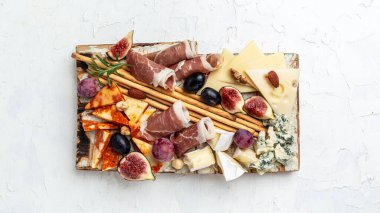 Şarap, bal, fındık ve üzümlü peynir karışımı. Peynir tabağı. Aperatifler.