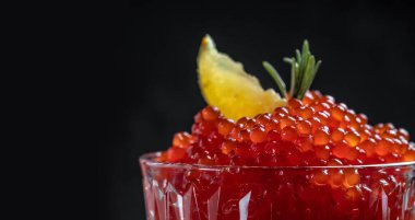 Yakın plan somon havyarı, lezzetli kırmızı havyar. Lezzetli. Gurme yemeği. Deniz ürünleri. Aperatif, seçici odak, metin için yer,