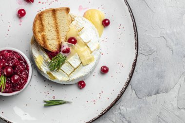 Kızılcıklı, fesleğenli ve biberiyeli peynirli camembert peyniri. Fransız mutfağı. Yemek tarifi geçmişi. Kapat.,