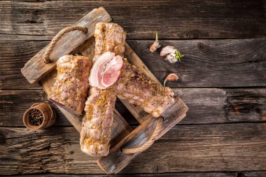 Sarımsak ve baharatlı domuz pastırması, ev yapımı domuz yağı, eski tariflere göre yağ, votka, Rus pastırması, Ukrayna pastırması..