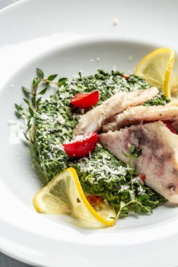 Midyeli, bezelyeli, kuşkonmaz ve sebze kremalı fileto. Pişmiş sebzeli kızarmış balık. Restoran menüsü, diyet, yemek kitabı tarifi..