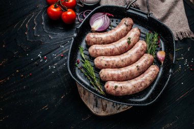 Tavada çiğ sosis, tencerede sosis. Izgara için sosis. afiş, menü, metin için tarif yeri, üst görünüm.