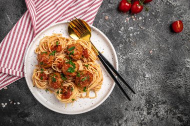 Köfteler, domates soslu İtalyan spagetti makarnası üzerine servis ediliyor. İtalyan yemeği. afiş, menü, metin için tarif yeri, üst görünüm.