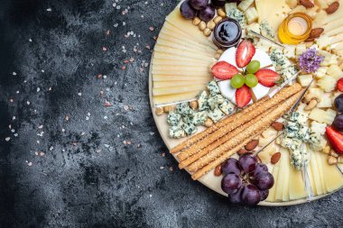 Antipasto tabağı, çeşitli yumuşak ve sert peynirlerden oluşan Antipasto Peynir tabağı. İspanyol manchego peyniri, aperatif parti konsepti, afiş, menü, metin için tarif yeri,