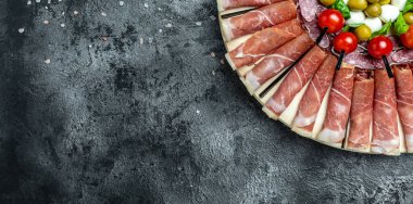 Antipasto tabağı. farklı peynir ve jambon, prosciutto, jamon salamı. Yiyecek servisi afişi, menü, yemek tarifi İspanyol İspanyol sucuğu jamon serrano, üst manzara.,