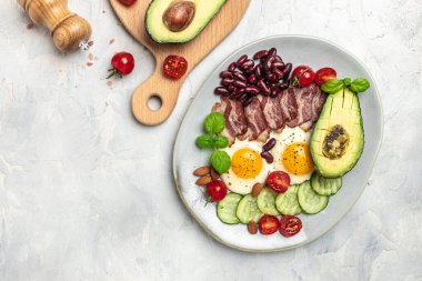 Ketogenik diyet öğün avokado, kızarmış yumurta, pastırma ve fasulye. Sağlıklı besleyici paleo keto kahvaltı diyeti öğle yemeği. Pankart, yemek servisi menü tarifi yeri, metin, üst görünüm.