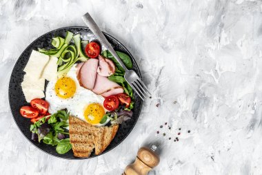 Lezzetli İngiliz Kahvaltısı. Kızarmış yumurta, kızarmış ekmek ve pastırma. Sağlıklı kahvaltı. en üstteki görünüm.