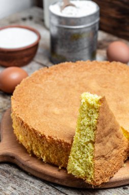 Ev yapımı yumurtalı pandispanya. Un sütü ve şeker, fırın arka planı konsepti. dikey görüntü. Üst Manzara. metin için yer.