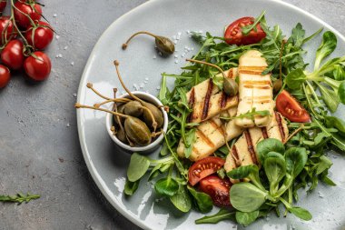 Kızarmış halloumi ve domatesli vejetaryen salatası, yakın plan ketojenik diyet. Lezzetli kahvaltı ya da atıştırmalık, temiz yemek, diyet, vejetaryen yemek konsepti. en üstteki görünüm.