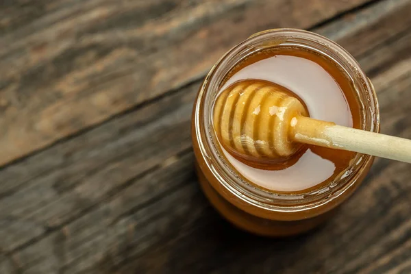 Süßer Honig Glas Und Löffel Auf Holzgrund Bienen Produzieren Frischen — Stockfoto