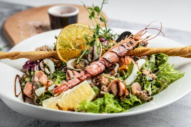 Sağlıklı salata tabağı deniz ürünleri yumurtası ve karides. Yemek tarifi geçmişi. Kapat..