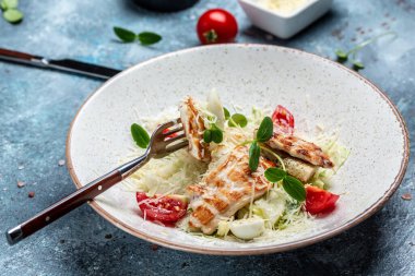 Izgara tavuk, peynir, bıldırcın yumurtası ve soslu kiraz domatesli lezzetli salata. Lezzetli dengeli gıda konsepti.