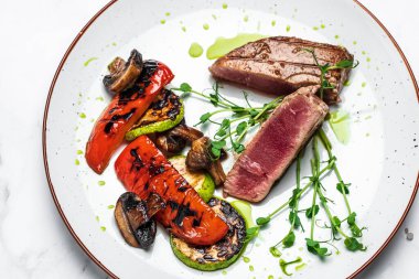 Baharatlı ızgara ton balığı. Sebzeli ton balığı bifteği. Kızarmış ton balığı ızgarada ızgara. diyet vejetaryen balık yemeği, ketogenik, keto ya da paleo diyeti öğle yemeği, sağlıklı besin eğilimi. Üst görünüm,