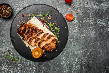Tabakta ızgara tavuk göğsü, kızarmış tavuk filetosu, sebzeli ızgara tavuk filetosu, pankart, menü, yazı için tarif yeri, üst görünüm..