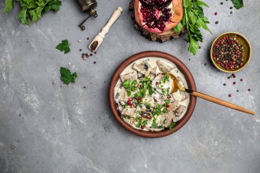 Etli ve krem peynirli mantarlar, restoran menüsü, diyet, yemek tarifi üst görünümü,