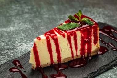 Taze çilek reçeli ve naneli cheesecake. Lezzetli ev yapımı peynirli kek..