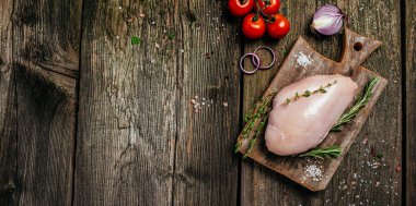 Tahtada çiğ hindi filetosu, yemek malzemeleri. Doğal sağlıklı gıda konsepti. Uzun afiş biçimi. en üstteki görünüm,