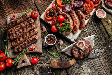 Kebap etini karıştır. Kebap, tavuk, kuzu ve biftek. afiş, menü, metin için tarif yeri, üst görünüm.