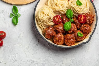 Domates soslu ve köfteli İtalyan makarnası. Restoran menüsü, diyet, yemek kitabı tarifi üst görünümü.